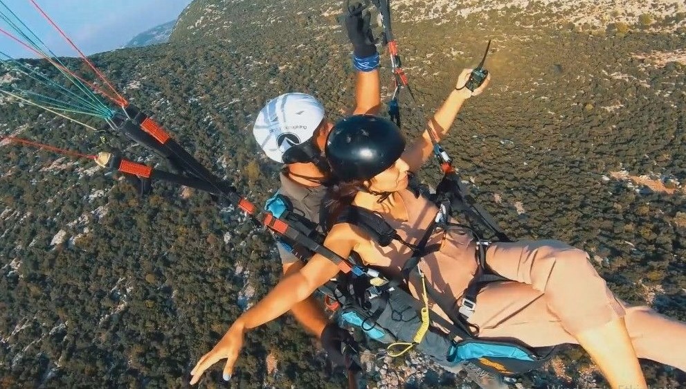 Paraşütçü çiftin nikahı gökyüzünde kıyıldı