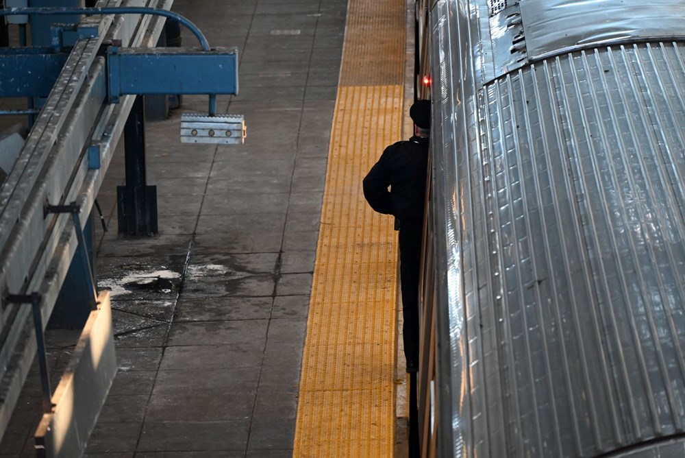 New York metrosunda korkunç olay: Vagonda uyuyan kadını ateşe verdi - 3