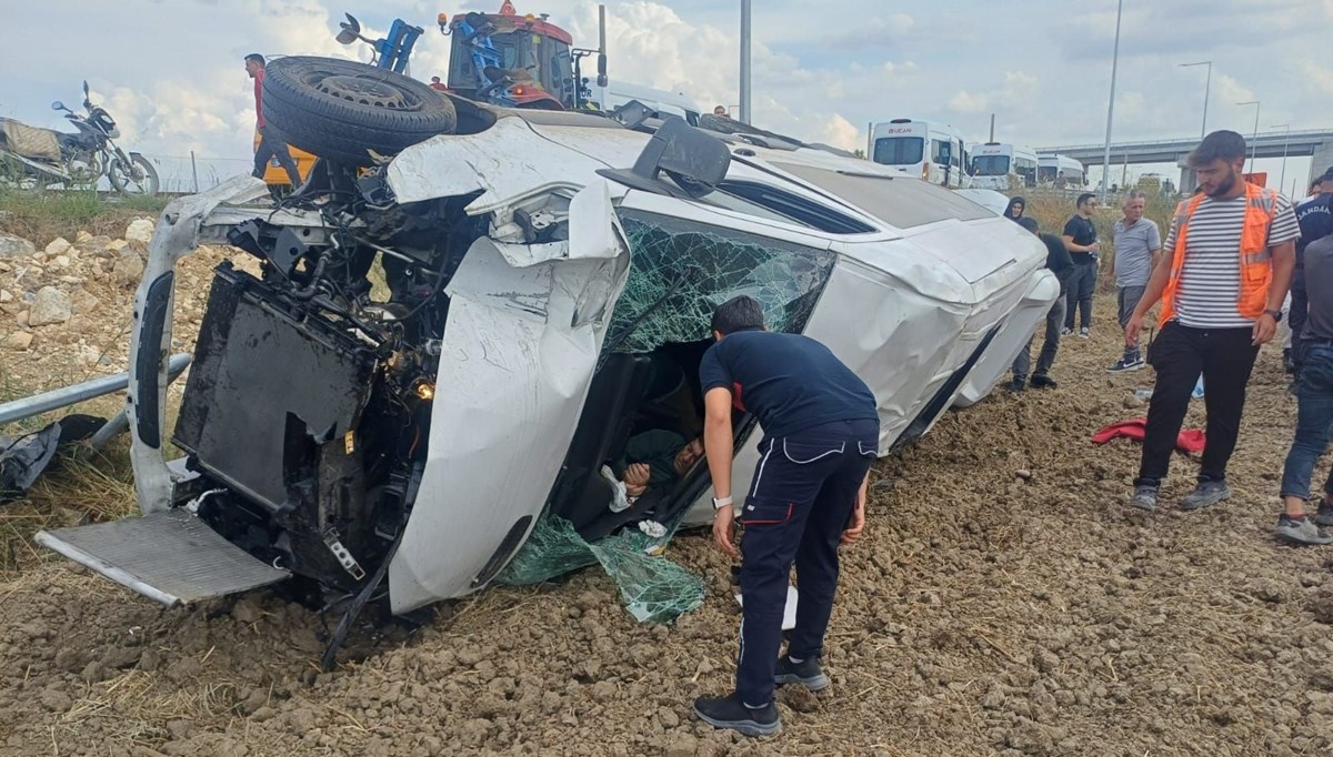 Mersin'de minibüs devrildi Mersin'de minibüs devrildi