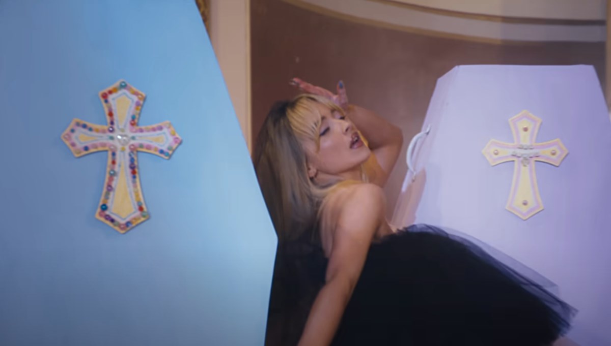 ABD'de kilise skandalı: Sabrina Carpenter'in klip çekmesine izin veren papaz kovuldu ABD'de kilise skandalı: Sabrina Carpenter'in klip çekmesine izin veren papaz kovuldu