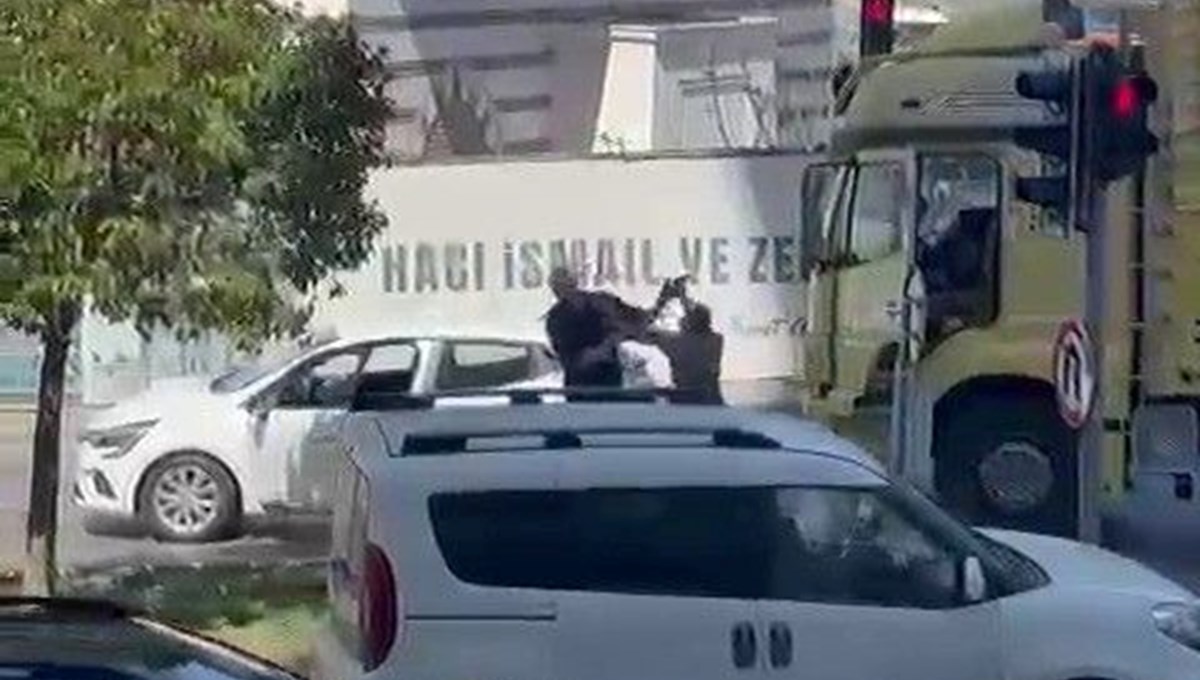 Ümraniye'de trafikte çekiçli saldırı Ümraniye'de trafikte çekiçli saldırı