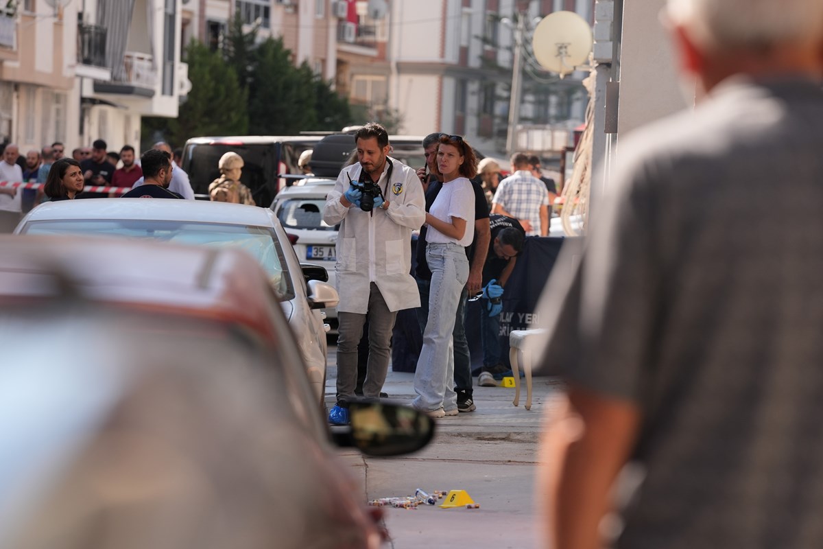 Emniyet güçleri olay yerinde incelemelerde bulundu