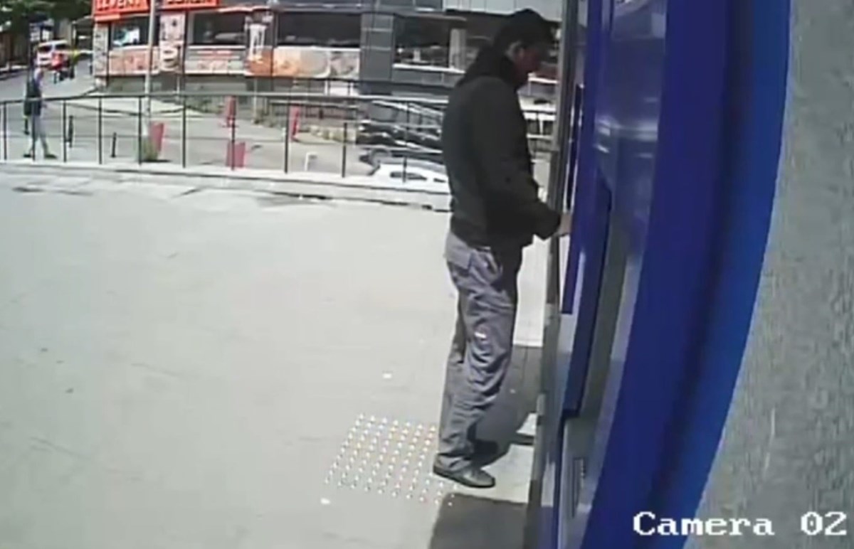 Çete üyelerinden biri dolandırdıkları parayı ATM