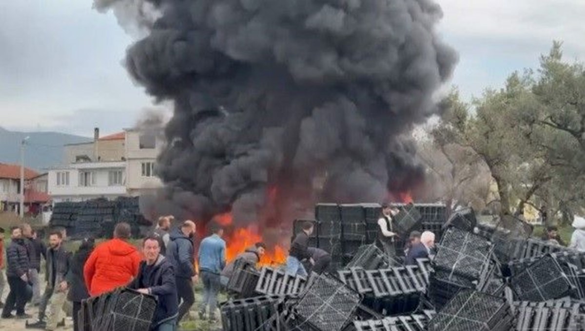 Bursa'da yangın: Plastik kasalar alev alev yandı