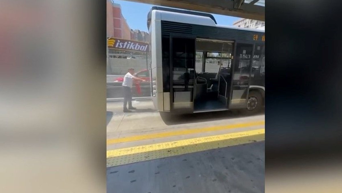 Beylikdüzü'nde metrobüste yangın: Seferler bir süre aksadı