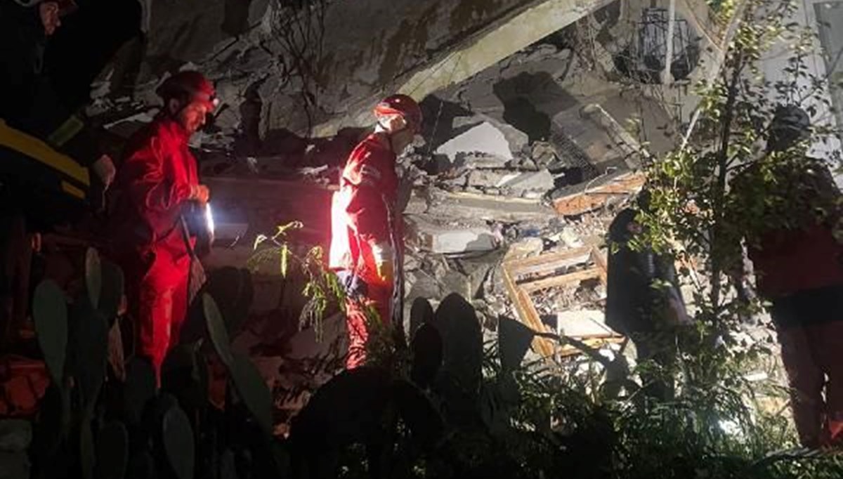 Antalya'da tadilat yapılan iki katlı bina çöktü Antalya'da tadilat yapılan iki katlı bina çöktü