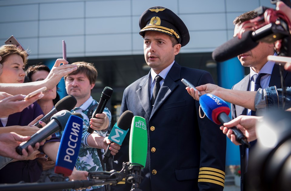 Putin mısır tarlasına uçak indiren pilotu 'Rusya'nın Kahramanı' ilan etti - 1