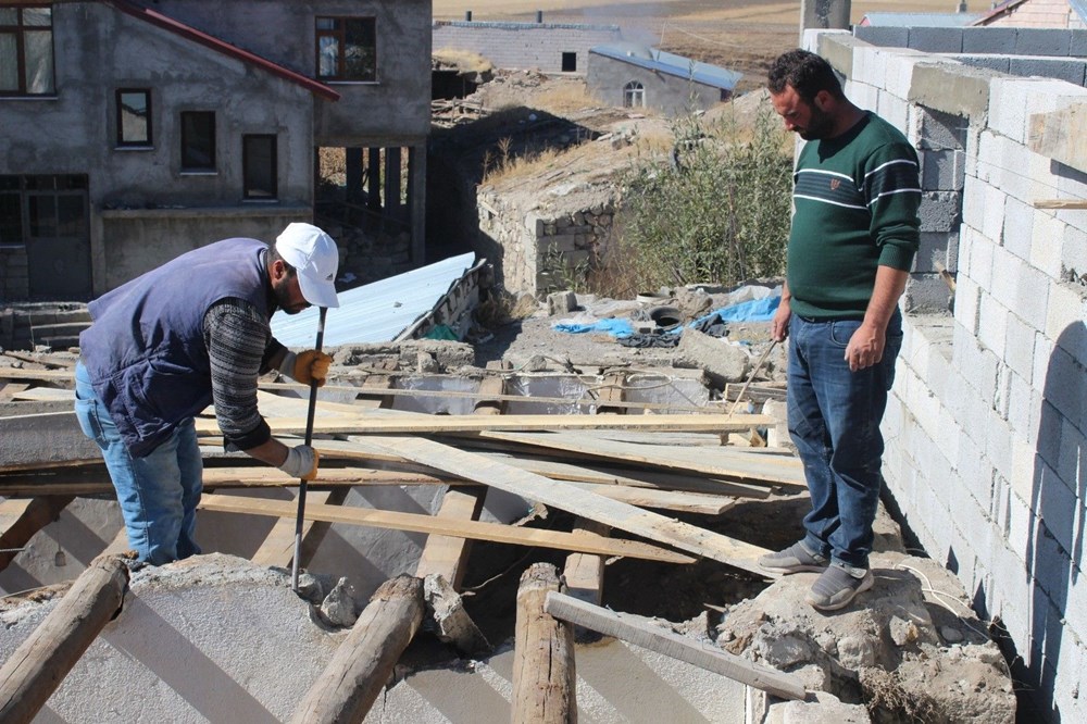 Evine yılanların yuva yaptığını iddia eden vatandaş evini yıktı - 7