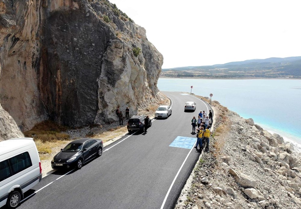 Salda Gölü'nde tepki çeken görüntü: Etrafına asfalt döküldü - 2