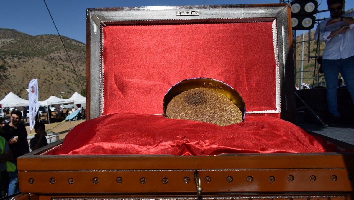 Festivalde açık artırmaya sunulan 1 kilo bal, 340 bin liraya alıcı buldu