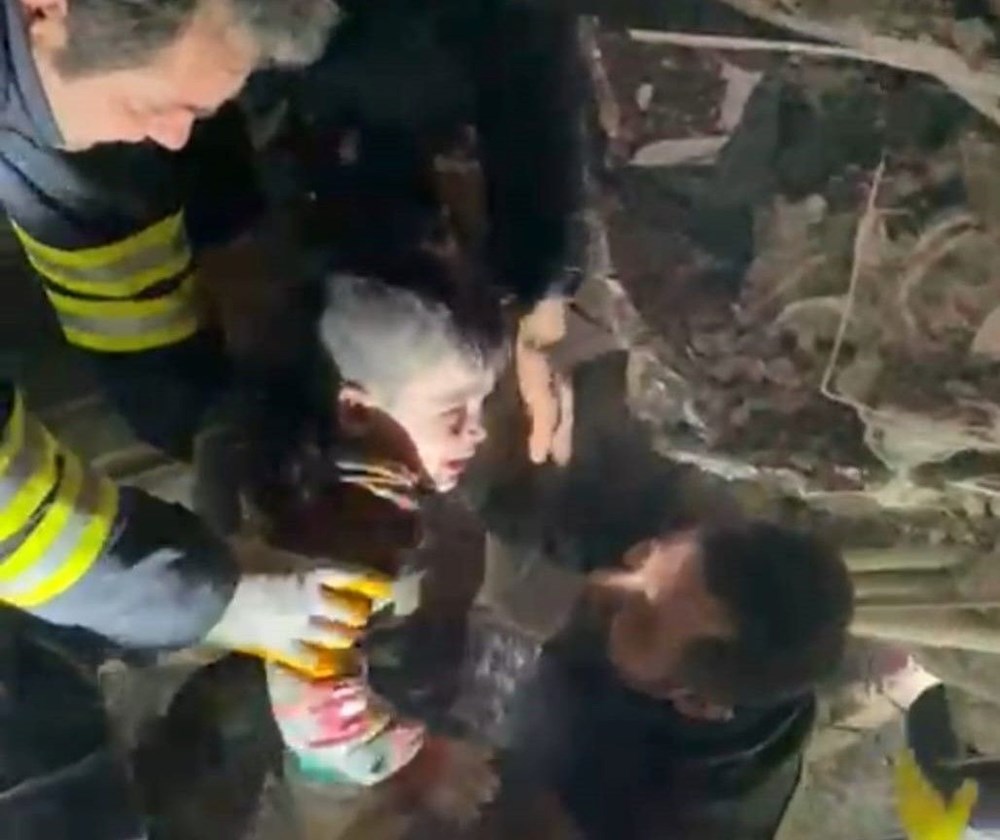 Enkaz altındakiler için zamana karşı yarış - 39