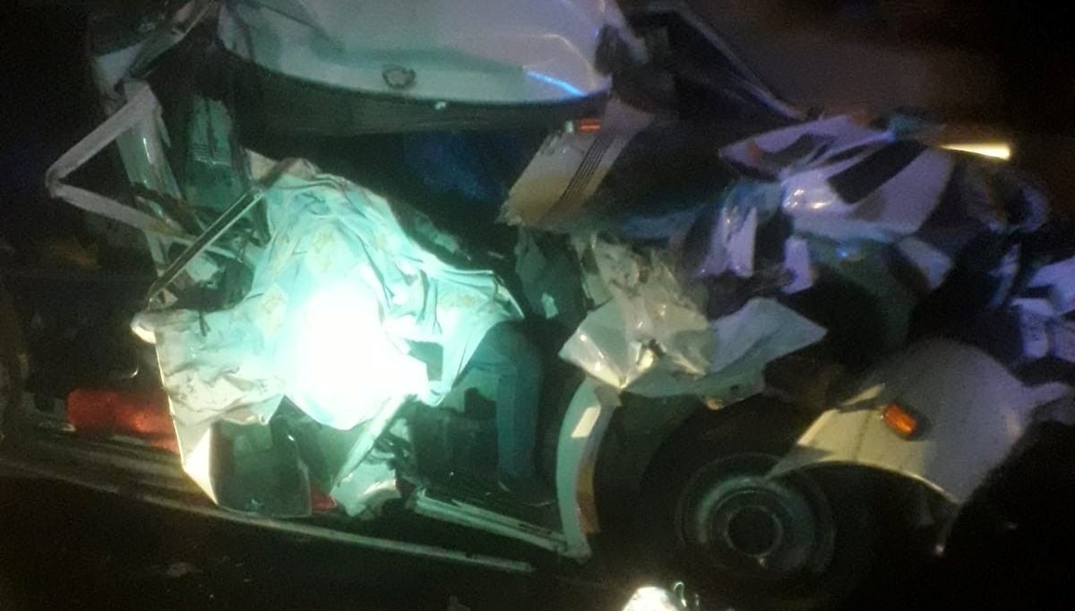 Tarım işçilerini taşıyan minibüs TIR'a çarptı: 1 ölü, 5 yaralı