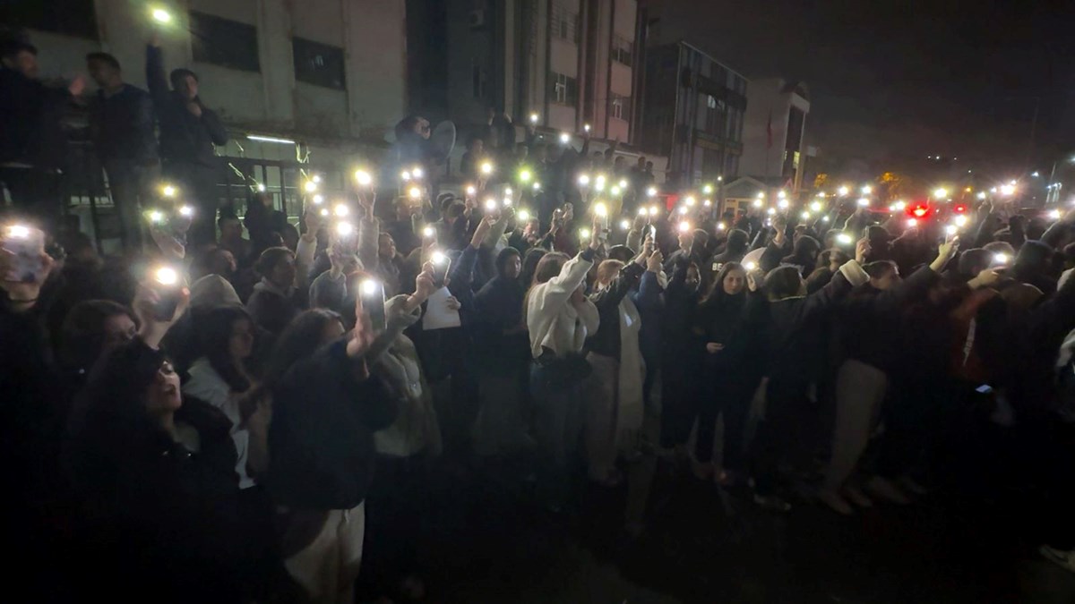 Kız yurduna girip, oda oda gezdi: Öğrencilerden protesto