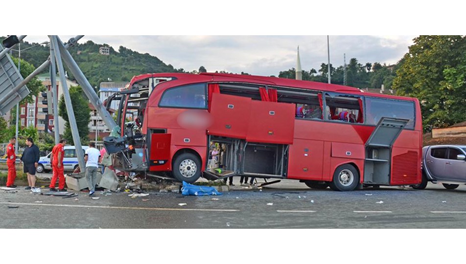 rize de otobus ile otomobil carpisti 2