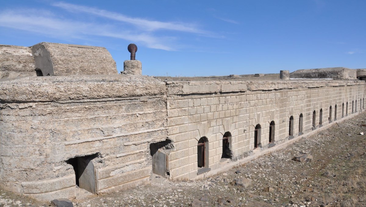 Kars’ta 271 yıllık tabya yok oluyor