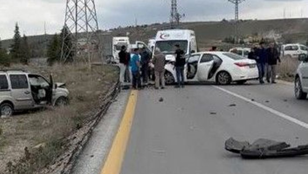 Ankara'da karşı yönlerden gelen iki araç çarpıştı: 5 yaralı