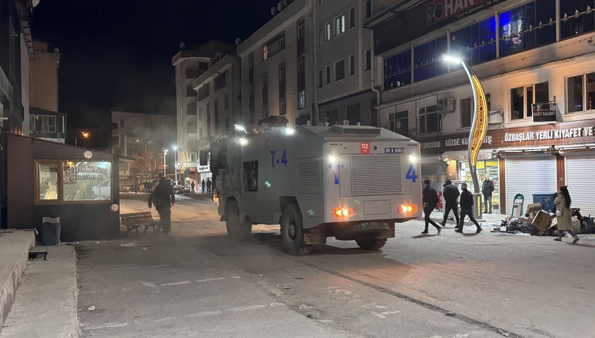 Yurtta Van eylemleri | İçişleri Bakanı Ali Yerlikaya: 14 ilde 340 şüpheli gözaltına alındı Yurtta Van eylemleri | İçişleri Bakanı Ali Yerlikaya: 14 ilde 340 şüpheli gözaltına alındı