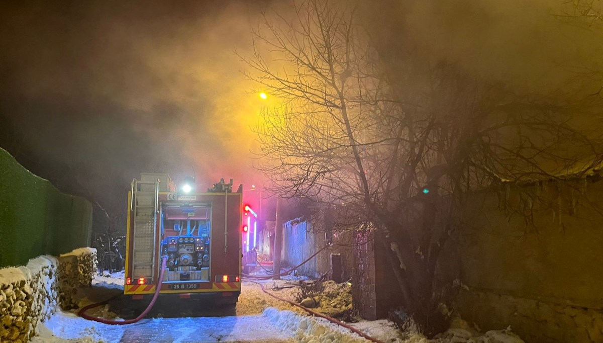 Ağılda çıkan yangında 80 hayvan telef oldu: 800 bin lira zarar