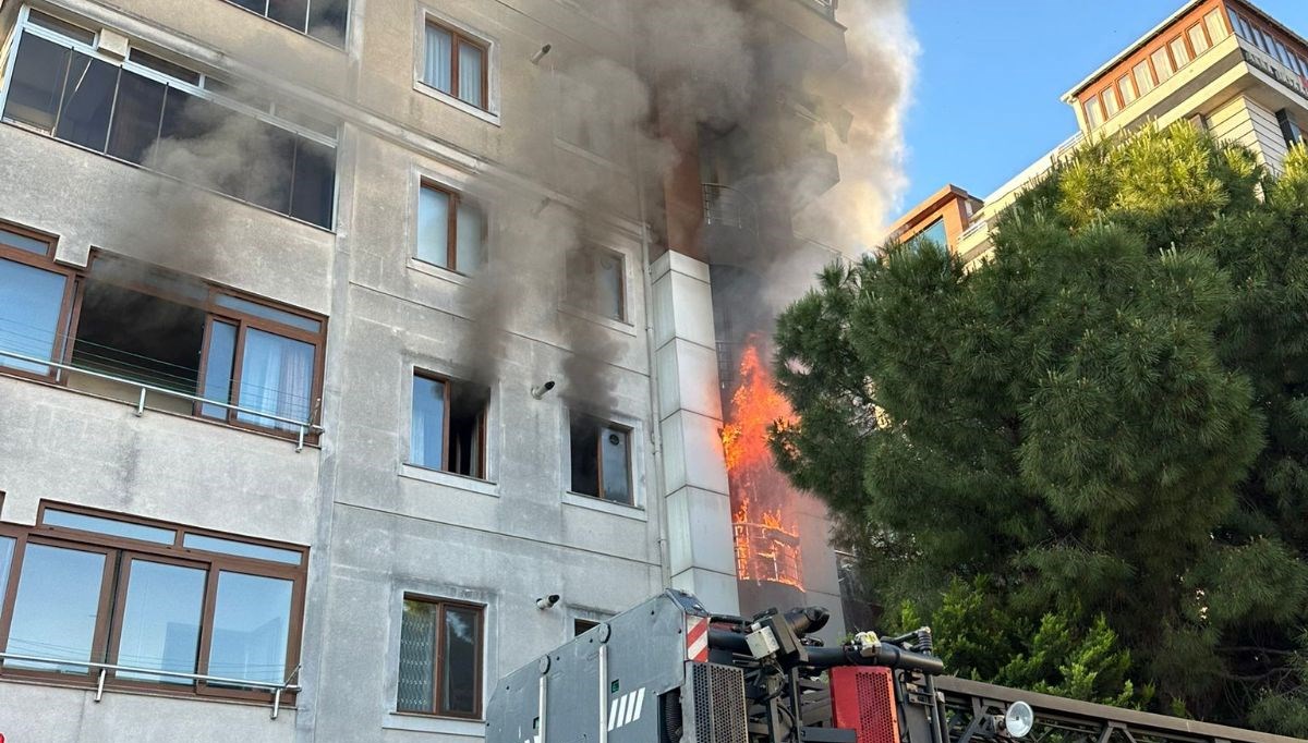 İstanbul'da 6 katlı binada yangın: 1 ölü İstanbul'da 6 katlı binada yangın: 1 ölü
