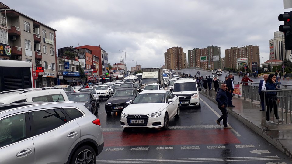 Küçükçekmece'de şüpheli paket alarmı - 1