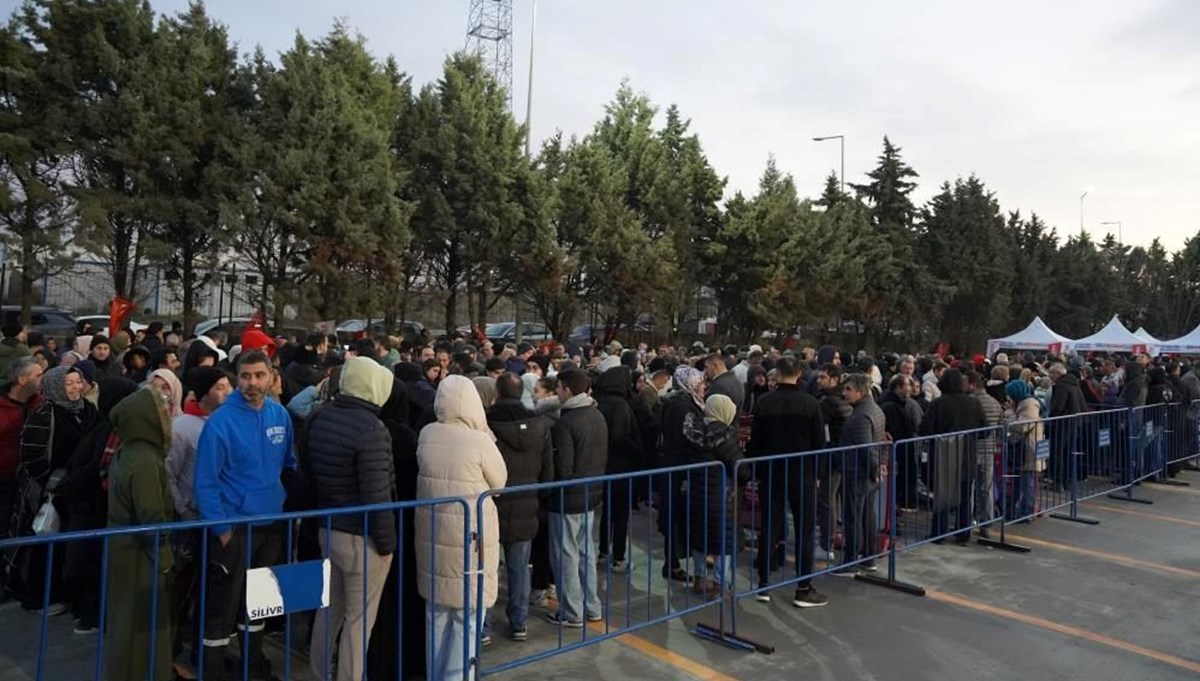 Bin TL'lik hediye çeki izdihamı: Geceden çadır kurdular Bin TL'lik hediye çeki izdihamı: Geceden çadır kurdular