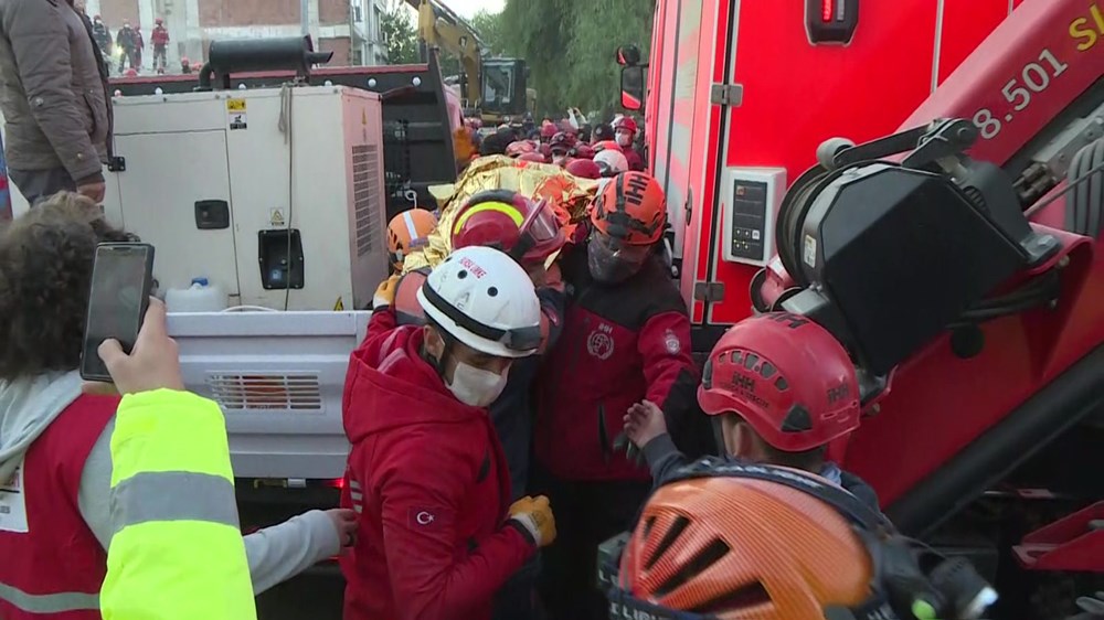 İzmir'de deprem sonrası enkaz altındakiler için zamana karşı yarış (65'inci saatte kurtarıldı) - 2