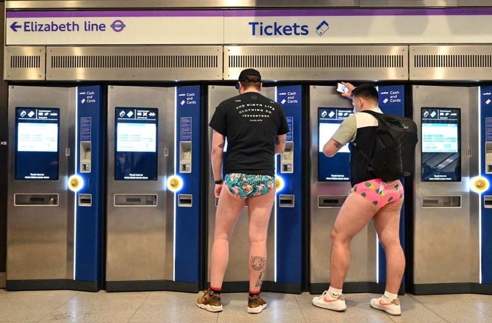 Londra'da 'Pantolonsuz Metro Günü' eğlencesi - 7