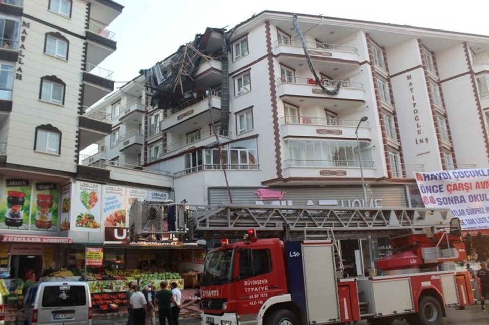Ankara'da fırtınada 3 binanın çatısı uçtu - 1