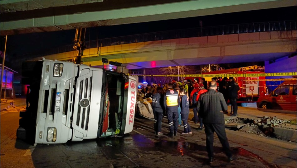 Bakırköy'de feci kaza! TIR, otomobilin üzerine devrildi: 4 kişi hayatını kaybetti