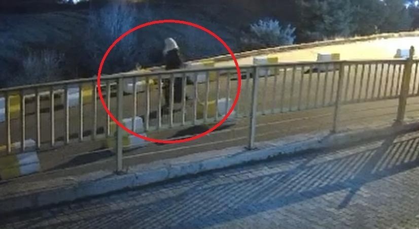 Kadın kılığına giren bukalemun lakaplı hırsız polisin bir hafta beklemesiyle yakalandı.