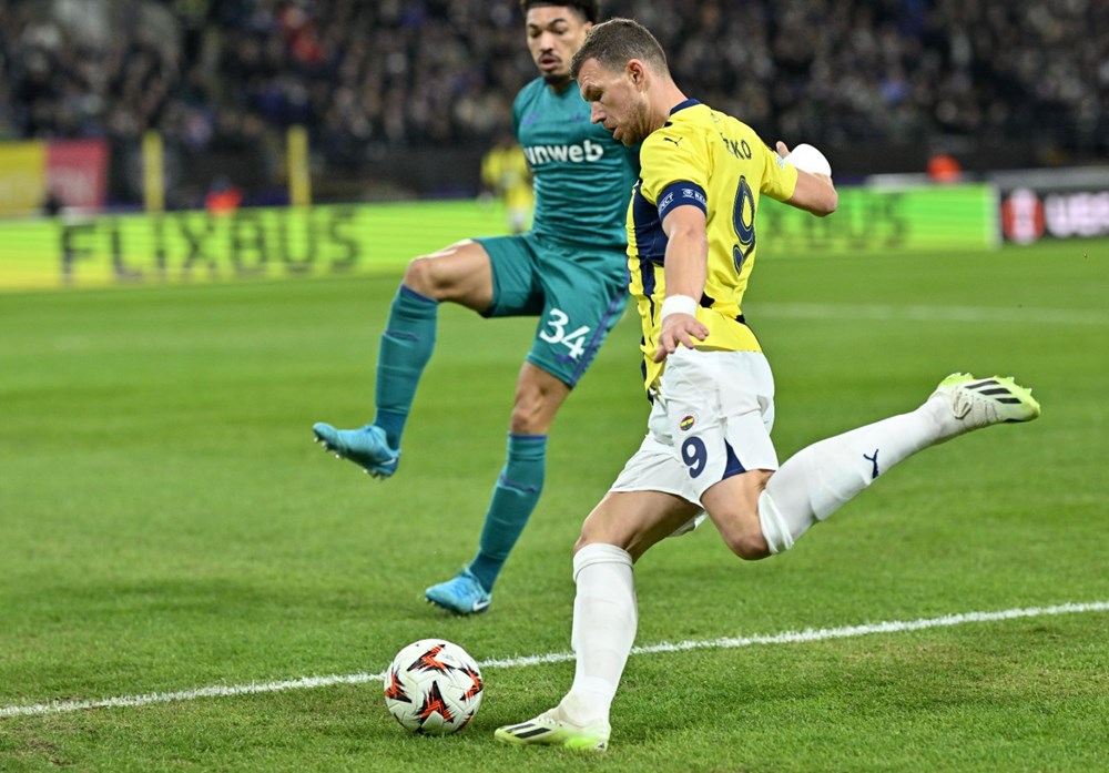 Dzeko'nun Alçılı Kolu, Maskeli Yüzü ve Mourinho'ya Fısıldadığı Gizemli Talep 72 ToUDyVBK3k N79 KOGu4lg