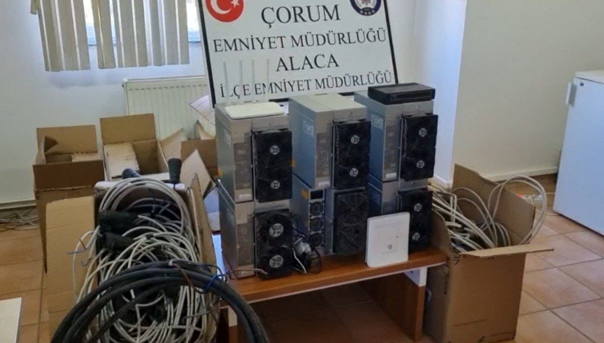 Atölye kiralayıp, kaçak elektrikle Bitcoin üreten şüpheli yakalandı Atölye kiralayıp, kaçak elektrikle Bitcoin üreten şüpheli yakalandı