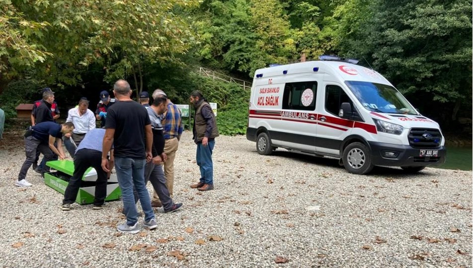 Ziyaretçilerin üzerlerine ağaç devrildi: 2 ölü