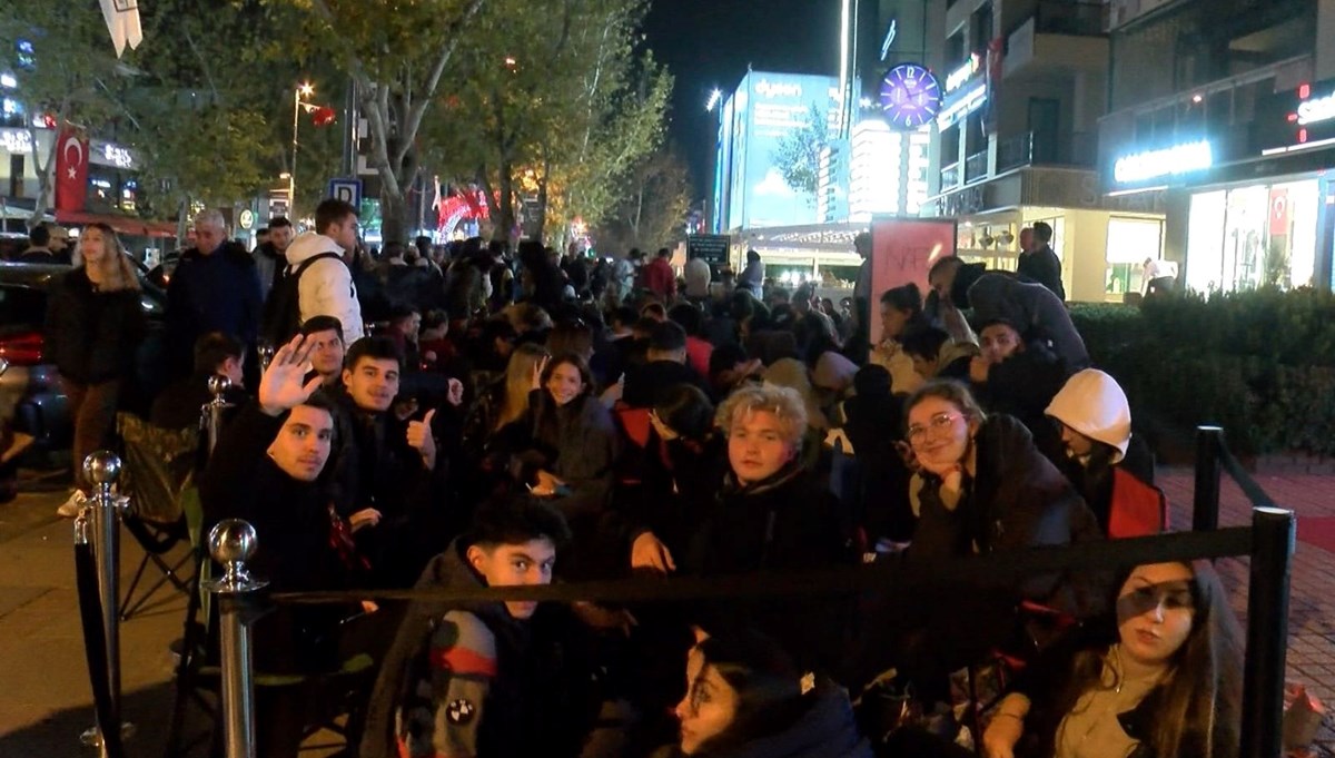 Kadıköy'de 10 bin liralık hediye kuyruğu! 12 saat önceden kuyruğa girdiler