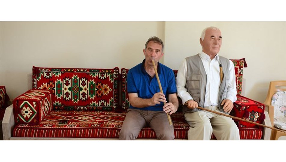 Vefat eden babasının balmumu heykelini evinde sergiliyor