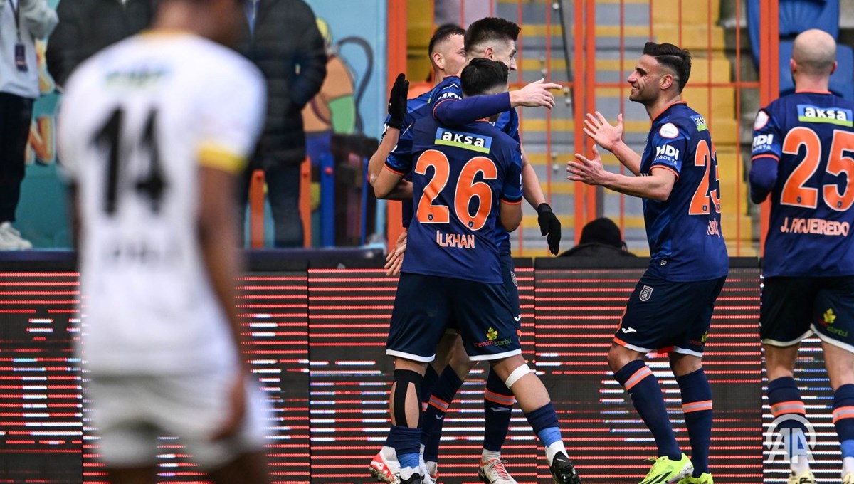 Başakşehir, İstanbulspor karşısında 3 puanı aldı Başakşehir, İstanbulspor karşısında 3 puanı aldı