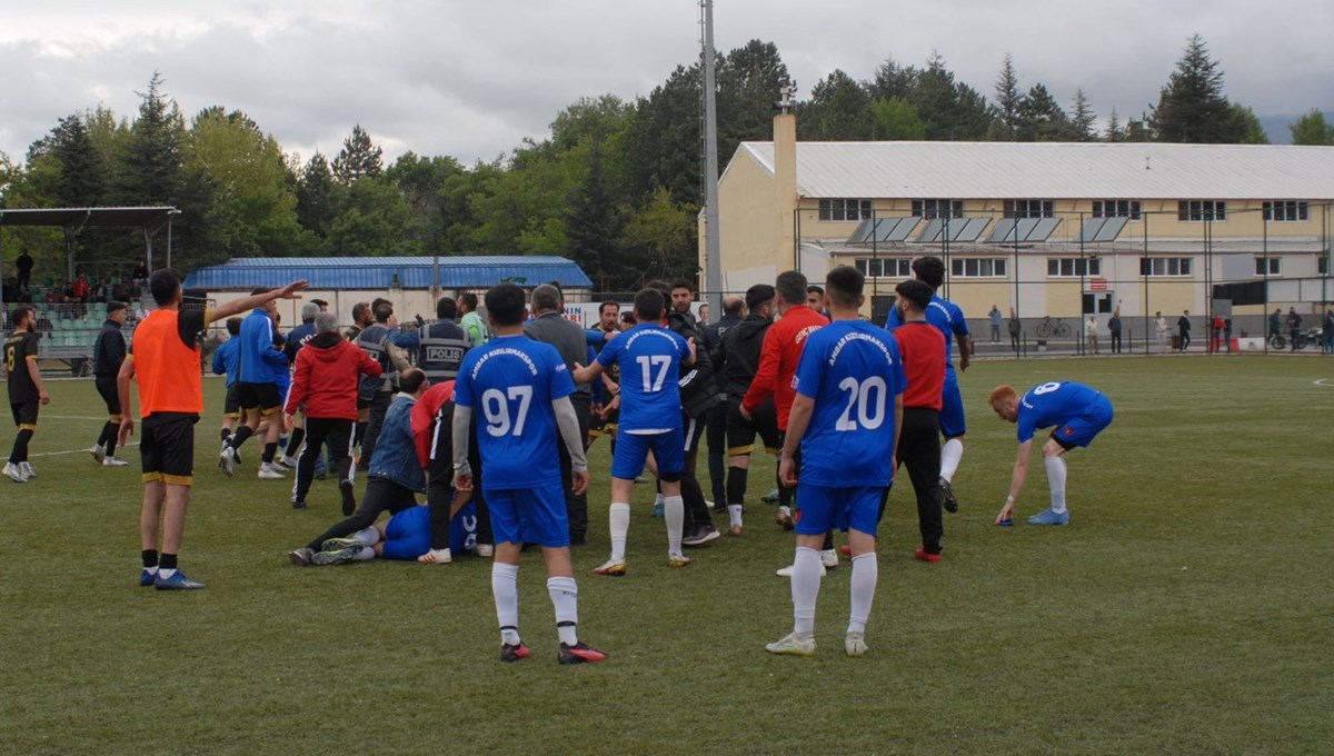 Futbolcular sahada tekme tokat birbirine girdi