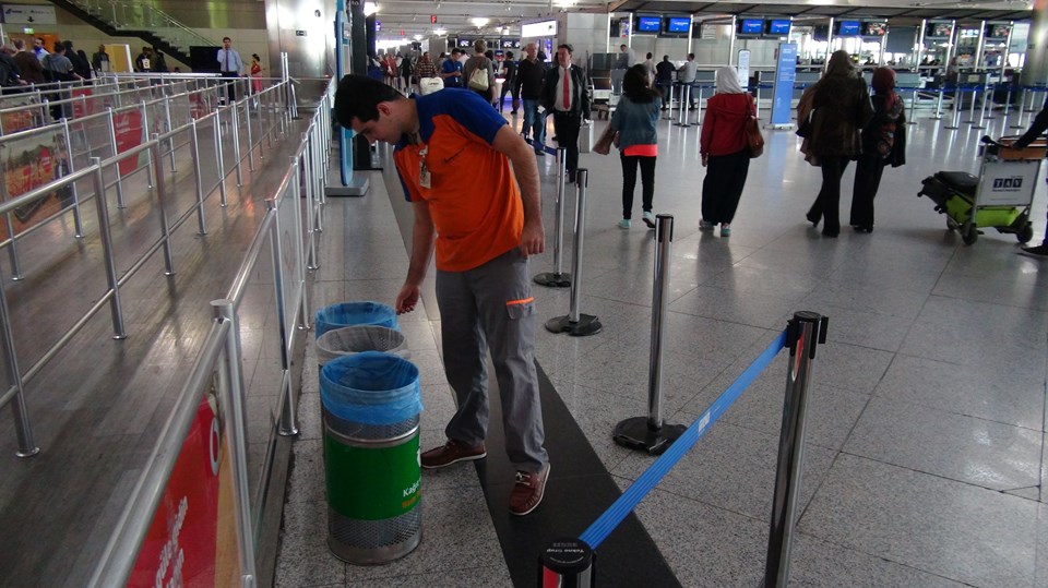 Temizlik işçisi, havalimanında bulduğu 75 bin lirayı sahibine iade etti - 1