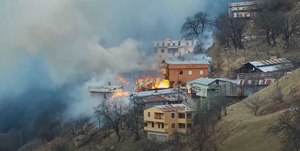 Rize'de Gölyayla köyünde çıkan yangına müdahale ediliyor - 6