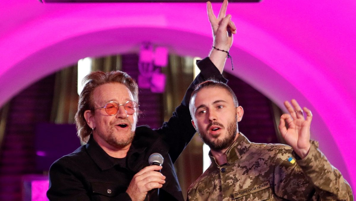 Rock grubu U2'dan Ukrayna'ya destek: Kiev metrosunda konser verdiler