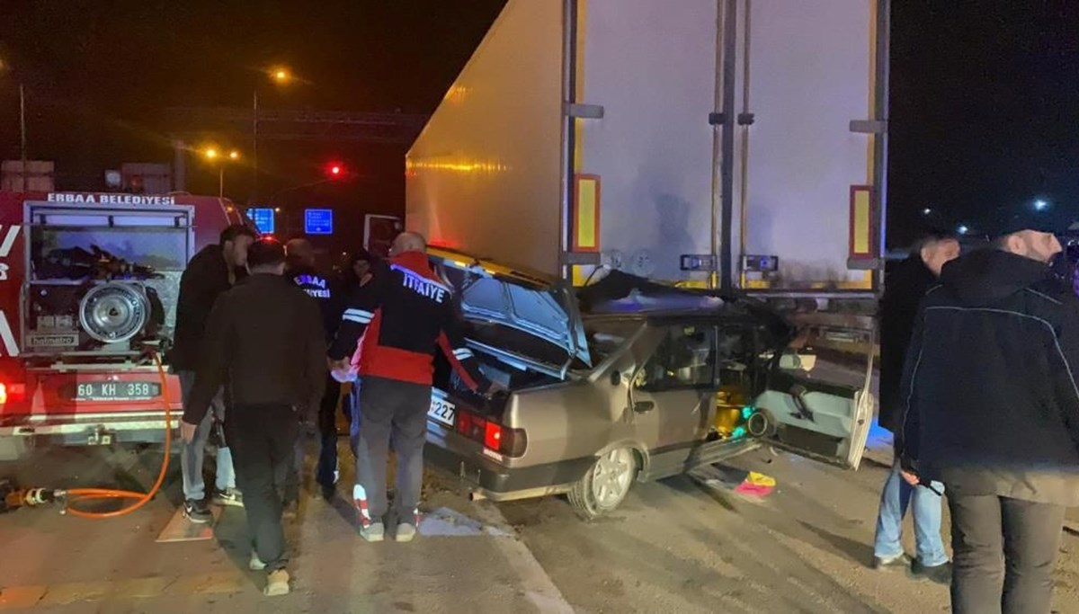 Otomobil, TIR'a ok gibi saplandı: Sıkışan sürücüyü itfaiye kurtardı Otomobil, TIR'a ok gibi saplandı: Sıkışan sürücüyü itfaiye kurtardı