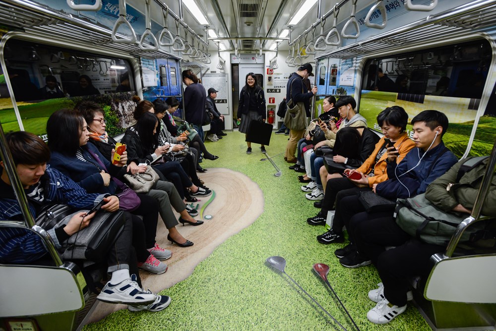 Телефоны в южной корее. Метро в Южной Корее. Сеульский метрополитен. Вагоны метро в Сеуле. Корейское метро Сеул.