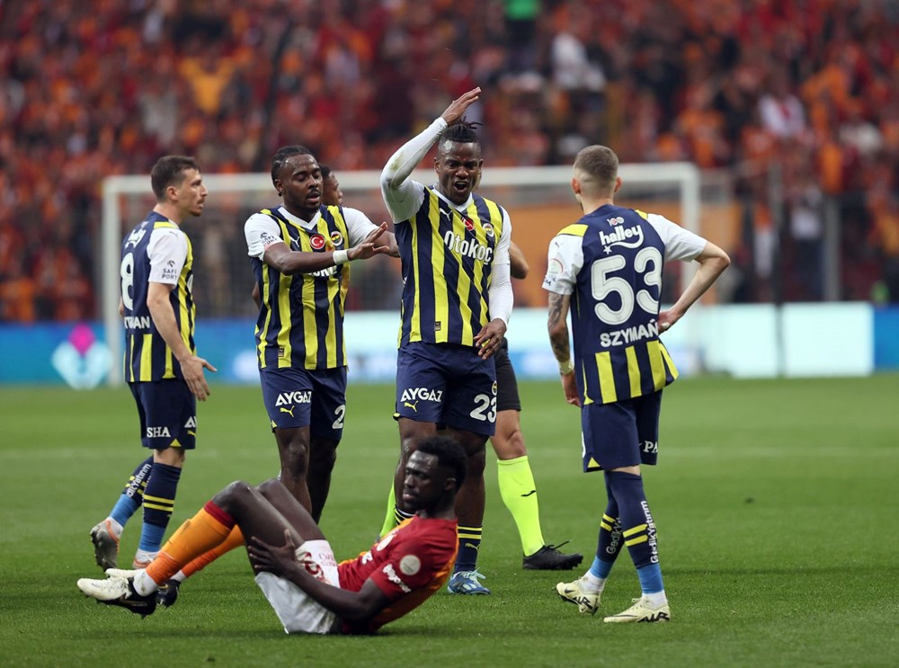 Fenerbahçe, derbide Galatasaray'ı yendi: Süper Lig'de şampiyonluk son haftaya kaldı - 27