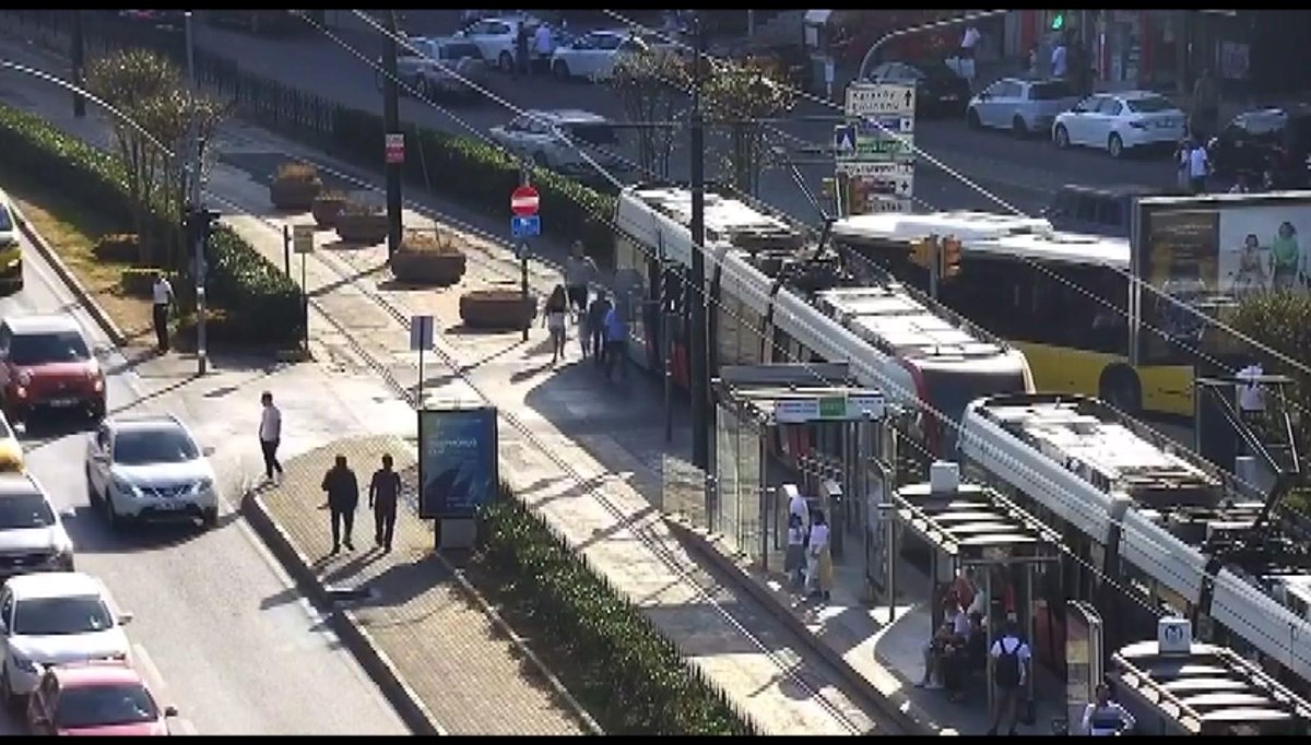 Kabataş tramvayına otobüs çarptı Kabataş tramvayına otobüs çarptı