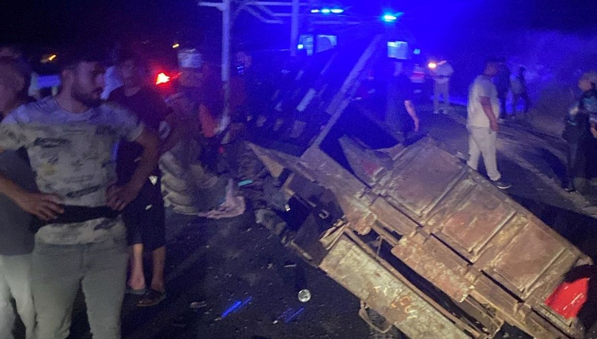 Traktöre arkadan çarpan otomobildeki 1' bebek 2 kişi öldü Traktöre arkadan çarpan otomobildeki 1' bebek 2 kişi öldü