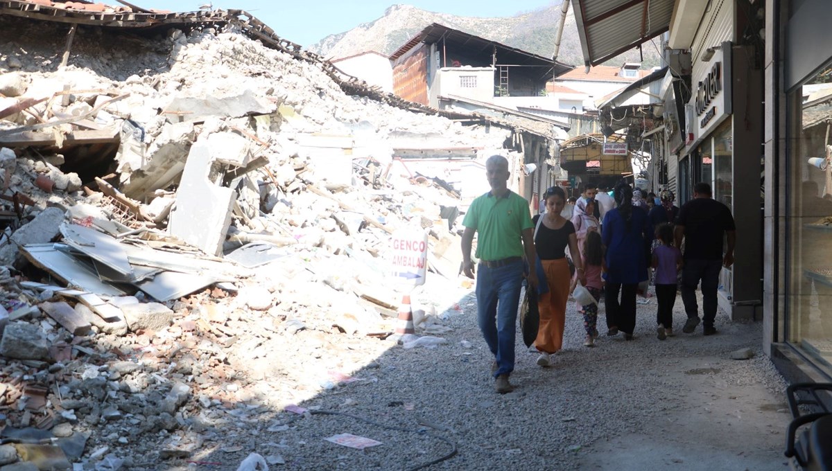 Hatay'da enkaz molozlarının arasında buruk bayram alışverişi Hatay'da enkaz molozlarının arasında buruk bayram alışverişi