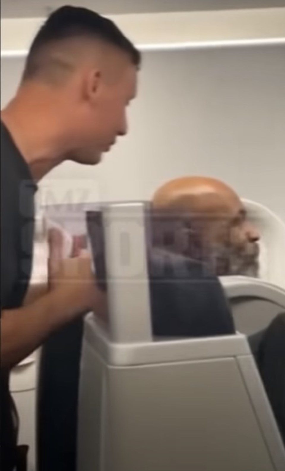 Efsane boksör Mike Tyson uçaktaki yolcuyu yumrukladı - 1