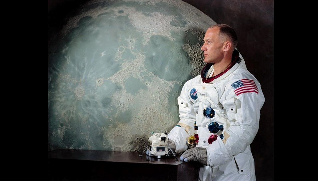 Ay'a ayak basan ikinci insanın ceketi 2,8 milyon dolara satıldı