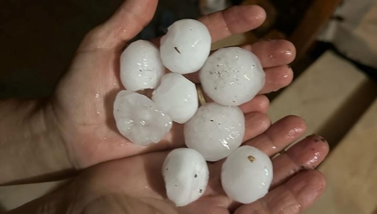 Sakarya’nın sahil ilçelerini dolu vurdu, yerler beyaza büründü