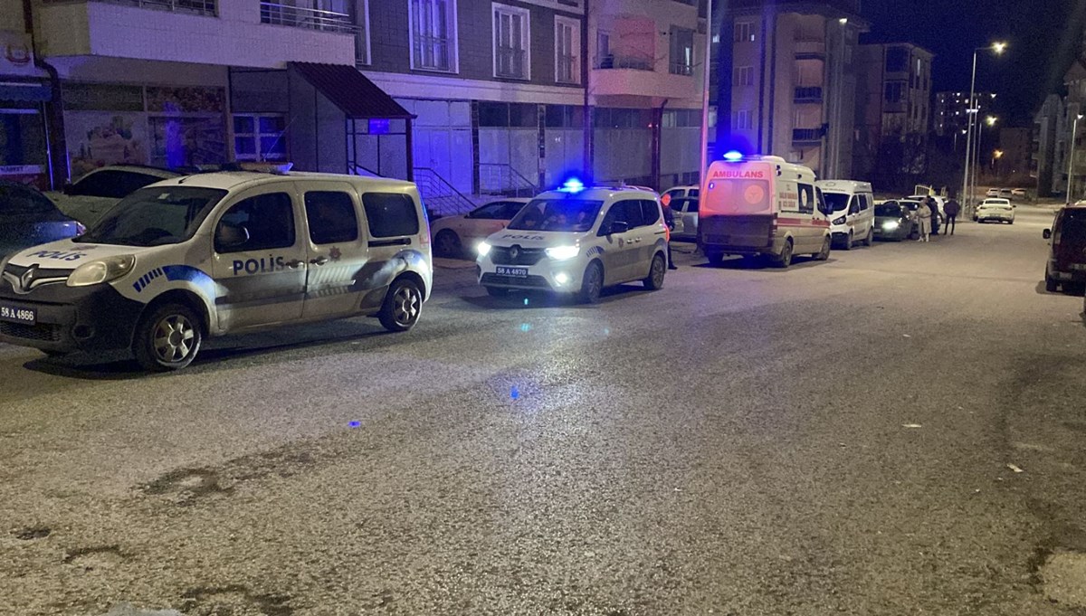 Anne ve oğlu evde ölü bulundu: Cinayeti ikiz kardeş işlemiş Anne ve oğlu evde ölü bulundu: Cinayeti ikiz kardeş işlemiş